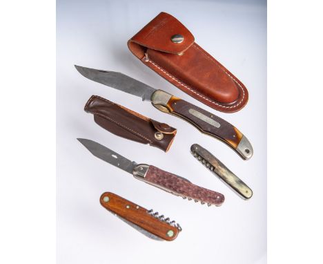 4-teiliges Konvolut von Taschenmessern, verschiedene Hersteller u. Größen, 2x m.Lederhülle.