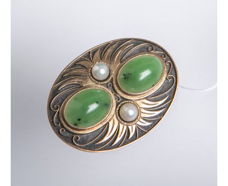 Brosche aus Gold/Silber, besetzt m. 2 Jade-Cabochons (ca. 17 x 12 x 6 mm) u. 2 Perlen (Dm.je ca. 6 mm), Goldeinlage im Pflanz