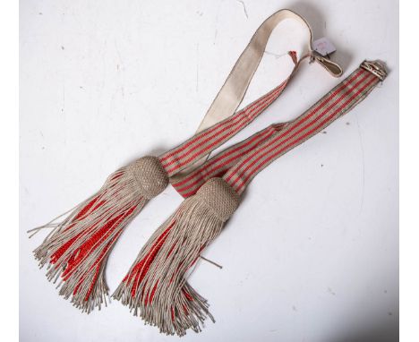 Offiziersschärpe (Darmstadt, Hessen, wohl um 1910), Silberbrokat gewebt m. anhängendensilbernen Quasten, rot durchzogen, m. S