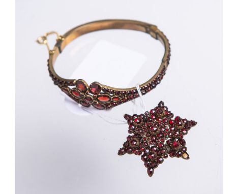 Armreif u. Brosche m. Granat, Metall, vergoldet.