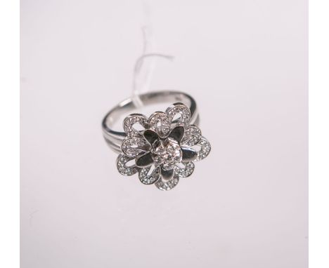 Damenring 750 WG von "LPD", Kopf ausgefasst m. 66 Brillanten in hohem Farb- u.Reinheitsgrad von zus. ca. 0.85 ct, gestempelt,