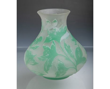 Cameoglasvase (Hersteller unbekannt, wohl um 1900), klares Glas m. grünem Überfang,bauchiger Korpus, Blumendekor, H. ca. 32 c