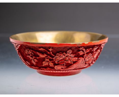 Rote Schale (China), Messing m. aufgesetzten geschnitzten Dekor, H. ca. 6 cm, Dm. ca. 16cm. Gebrauchszustand.
