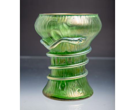 Vase (Lötz, Österreich, wohl um 1900), grünes Glas m. irisierendem Schlangendekor,nachträglich hinzugefügter vergoldeter Silb