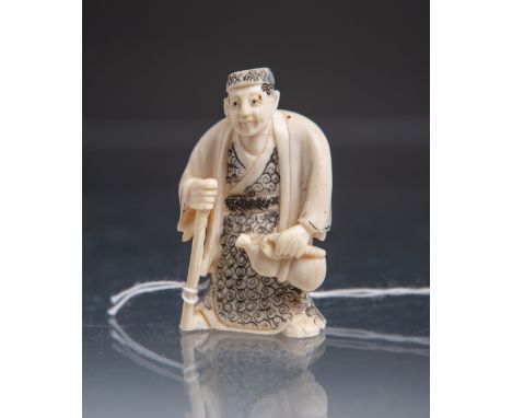 Netsuke "Fischer" (Japan), Elfenbeinschnitzarbeit, alter Mann m. Stock u. Trinkbeutel, H.ca. 5 cm. Rs. kl. Fehlstellen.