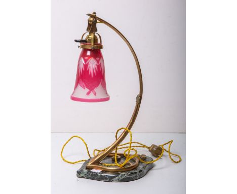 Tischlampe (Art déco), blattförmige Basis aus grünem Marmor, c-förmiger Lampenfuß ausMessing, Schirm aus weiß satiniertem Gla