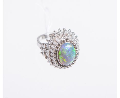 Opal-Damenring mit Diamantbesatz, Platin, besetzt mit: 1 grün-blauem Opal-Cabochon, ca.1,3 x 1,1 cm, 54 Diamanten im Marquise