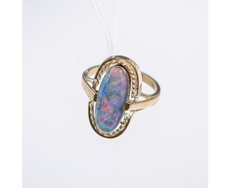 Damenring 333 GG, besetzt m. einem Opal-Cabochon, Ringgröße: 56, Gewicht ca. 5,3 g.