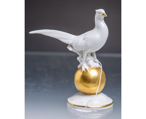 Porzellanfigur "Fasan auf Goldkugel" (Gerold Porzellan, Bayern), Weißporzellan m.Goldstaffage, Pressnummer: "5008", ca. 6 x 1