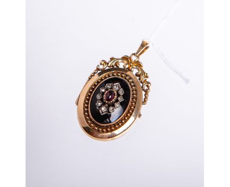 Medaillon-Anhänger 585 GG (wohl 1880/90er Jahre), Besatz m. kl. Diamanten u. 1xRubincabochon, ca. 2 x 3,5 cm, Gewicht ca. 11,