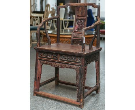 Stuhl (China, wohl 18. Jh.), rechteckiges Sitzbrett, geschwungene Armstützen,durchbrochene Rückenlehne m. geschnitzter Kriege