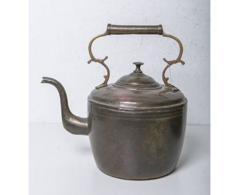 Große Zinnkanne (wohl 19. Jh.), wohl Messing, m. aufgesetztem Henkel, Dm. ca. 23 cm., H.ca. 39 cm.