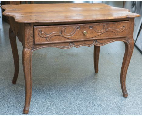 Barocker Tisch (wohl um 1730), hohe geschweifte Beine in die rundum verlaufende Zargeeingearbeitet, Zargenrand geschweift u. 