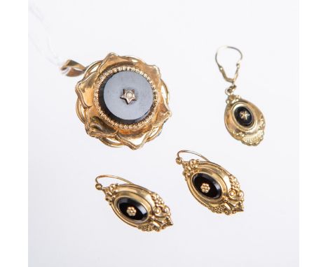 4-teiliges Set von Schmuckstücken (wohl Biedermeier), Schaumgold m. Onyxbesatz, bestehendaus: 1x Anhänger, 1x Ohrring, 1x Paa