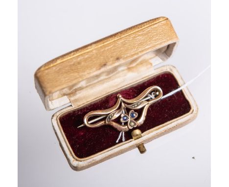 Brosche (wohl um 1900, Jugendstil), Metall, wohl vergoldet, Floraldekor m. kl. Saphiren u.Perlen, L. ca. 4,5 cm, im Etui. Alt