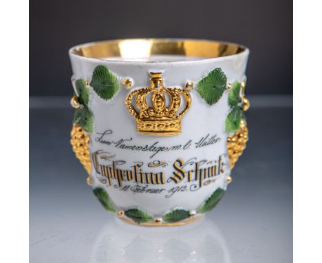 Patriotische Tasse (Kaiserzeit, 1912), weißes Porzellan m. polychromer Bemalung,Personenstaffage beim Frühstück, m. Aufschrif