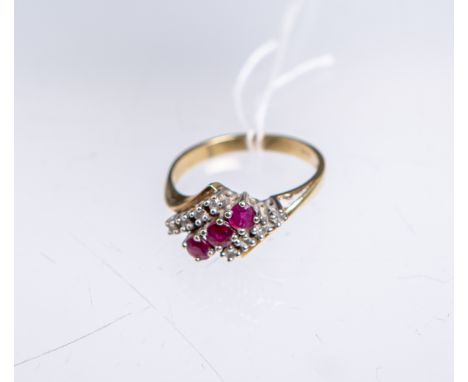 Damenring 585 GG, besetzt m. 3 roten Schmucksteinen u. 8 kl. Diamanten von zus. ca. 0.08ct, Ringgröße: 55, Gewicht ca. 3,95 g