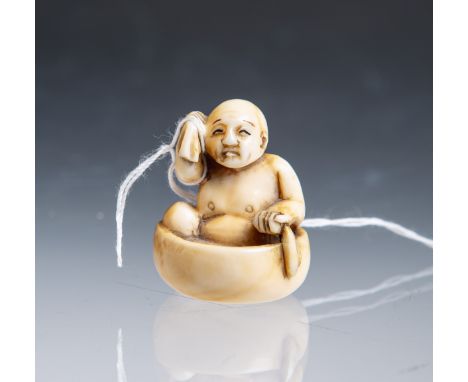 Netsuke "Badender Mann" (Japan), Elfenbeinschnitzarbeit, Unterbodenritzsign., H. ca. 3,5cm.