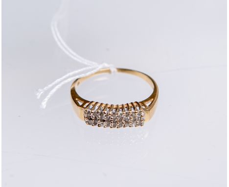 Damenring 585 GG, besetzt m. 30 kl. Brillanten von zus. ca. 0.30 ct, Ringgröße: 56,Gewicht ca. 2,55 g.