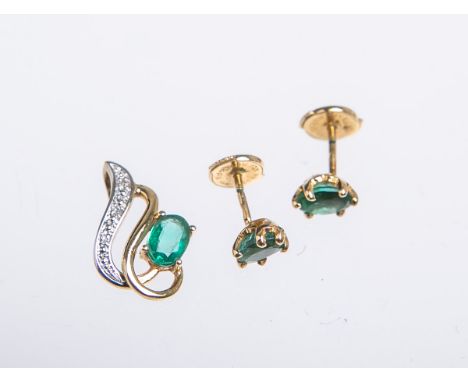 Paar Ohrstecker m. Anhänger 750 GG, je m. oval facettiertem Smaragd von ca. 6,1 x 4,2 mm,im Anhänger 3 kl. Diamanten, Gesamtg