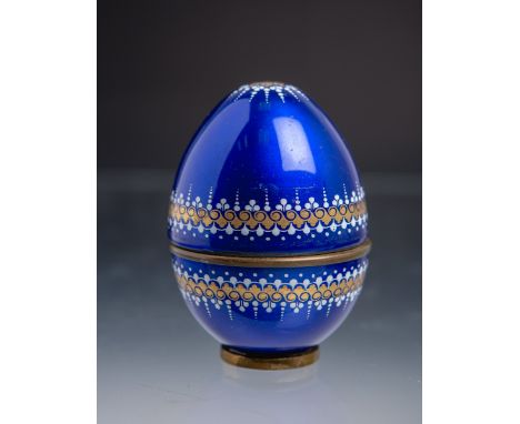 2-teiliges Zier-Ei (Email Studio Steinböck, Österreich), blaues Emaille m. weißem u.goldenem Dekorfries, Messingring an Öffnu