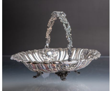 Ovale Henkelschale (Historismus, 19./20. Jh.), Metall versilbert, Schale im barocken Stilm. 4 Volutenfüßen, ca. 32 x 26 cm. A