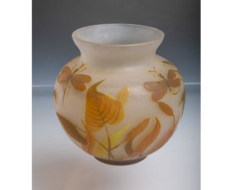 Cameoglasvase (Hersteller unbekannt, Jugendstil), bauchige Form, Dekor m. Rohrkolben u.Libellen, Dm. ca. 21 cm, H. ca. 20,5 c