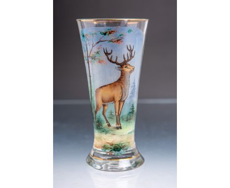 Glas (20. Jh.), polychrome Bemalung, Waldszenerie m. Hirsch, Goldstaffge an Öffnung u.Fuß, H. ca. 17 cm. Goldstaffage beriebe