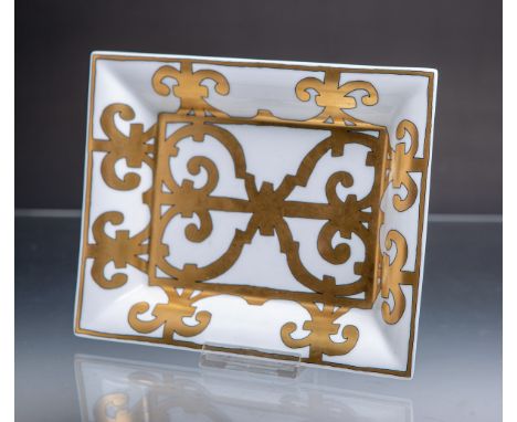 Porzellanschale (Hermés, Paris), Weißporzellan, Muster m. Goldstaffage u. schwarzerRahmung, ca. 21 cm x 17 cm.