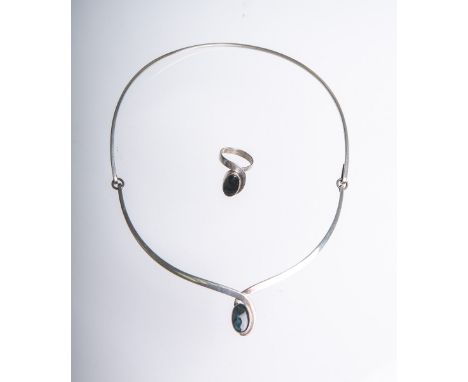 Collier m. Ring 925 Silber, (1960/70er Jahre), je m. ovalem grün/blauen Farbstein, jegestempelt: Feingehalt / wohl Hersteller