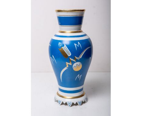 Vase (Heinz Schaubach, Art déco), Porzellan, weißer Fond m. blauem Überfang, in streifengearbeitet, Goldstaffage, Markenstemp