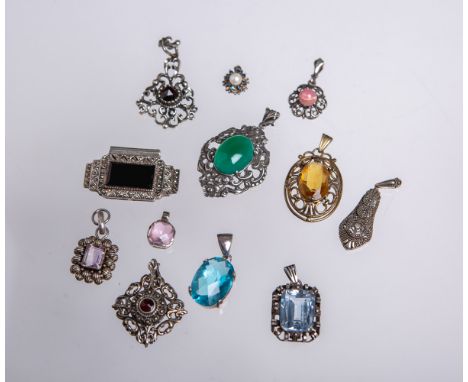 12-teiliges Konvolut von Anhängern 800/925 Silber, m. Farbsteinen, Gesamtgewicht ca. 71 g.