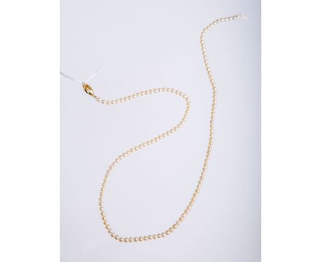 Perlenkette m. Verschluss 585 GG, gestempelt: Feingehalt, L. ca. 41 cm, Dm. je Perle ca. 3mm.