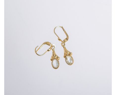 Paar Ohrhänger 333 GG, besetzt m. je einem ovalen Aquamarin, Größe ca. 3 cm, Gewicht ca.1,6 g.