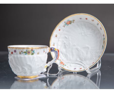 Mokkatasse m. passendem Unterteller (Meissen, 1. Wahl), weißes Porzellan m. polychromerBemalung, Dekor: Schwanenservice, blau