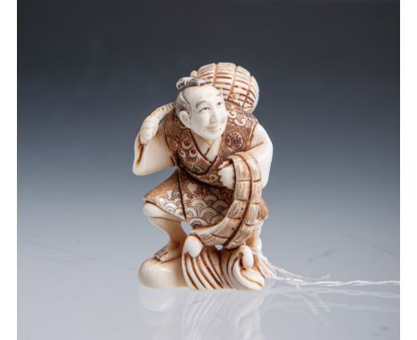 Netsuke "Fischer" (Japan), Elfenbeinschnitzarbeit, arbeitender Mann m. Reuse u.Fischernetz, an Füßen angedeutete Wellen, Unte