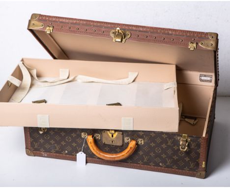 Louis Vuitton Vintage Reisekoffer "Bisten 65" (wohl 1960er Jahre), Monogramm-Canvas,abgerundeter Griff aus Leder, Inhalt sche