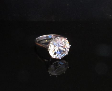 An 18ct gold ring set with a large white zircon. Size M, 5.7g