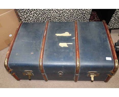 LARGE VINTAGE TRAVEL CASE including oor wullie, the broons etc 