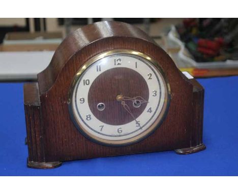 MID-20TH CENTURY SMITHS OAK MANTLE CLOCKwith white enamel chapter, gilt Roman numerals, 29cm long 