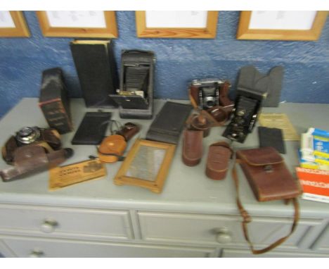 A mixed lot of vintage cameras, light meters and accessories to include an Ihagee Exakta leather cased camera with Carl Zeiss