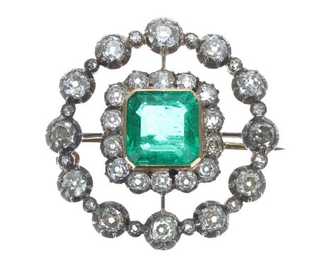 Fine quality emerald and diamond openwork double border circular cluster brooch,&nbsp;square emerald-cut natural emerald, 9-1