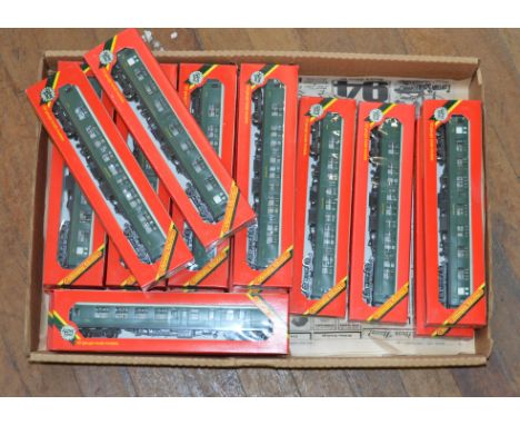 OO Gauge. Sixteen boxed Hornby Southern Region Coaches including R.933 and R.934 variants. Overall models appear G+/VG in gen