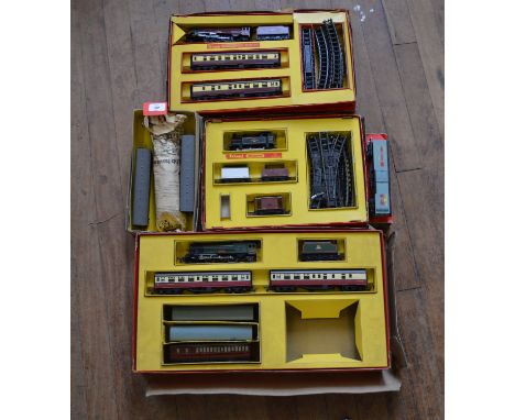 OO Gauge. Five boxed Tri-ang Railway items including three part sets, RS1 containing a red  '6201 Princess Elizabeth' locomot