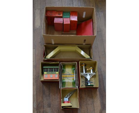 O Gauge. Five boxed Hornby O Gauge layout accessories including No 1 Footbridge, No 1 Level Crossing, No 2 Junction Signal, N