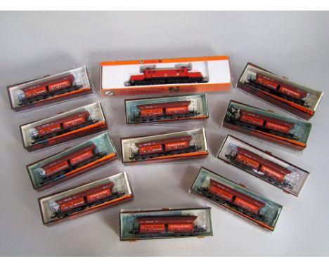 ARNOLD &amp; ROCO Heavy Ore Carrying consist of Hopper Wagons.  ARNOLD Cat No 2330 OBB class 1020 'Crocodile' Heavy Electric 