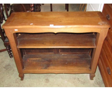 A continental oak dwarf freestanding open bookcase with single adjustable shelf with shaped outline and supports, 97 cm wide