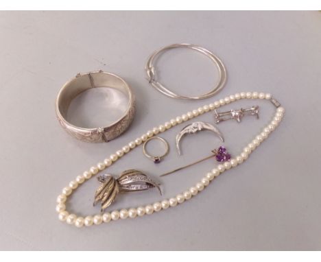 Costume jewellery to include a sterling silver hinged bangle with embossed floral decoration (clasp af), amethyst set stick p