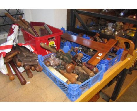 A quantity of vintage and later carpentry hand tools, to include a quantity of long handled and other chisels, tenon saws, a 