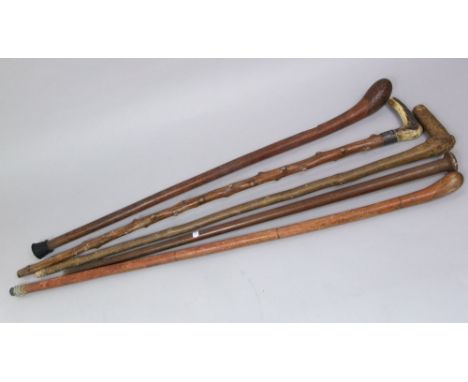 Collection of five walking sticks to include a Knob Kerrie and a horn handled hawthorn stick with white metal collar (5)